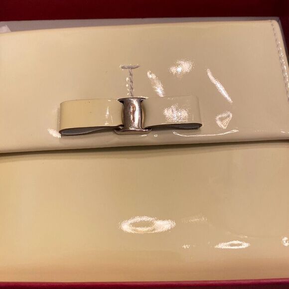 AUTHENTIC Ferragamo Porcellana Patent Calf Leather Wallet - Picture 3 of 8